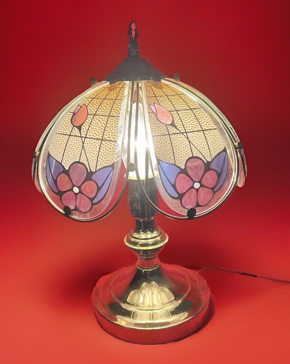 Vintage 1980s OK LIGHTING Portable Table Lamp Brass Tone Pink Purple Flowers 15”