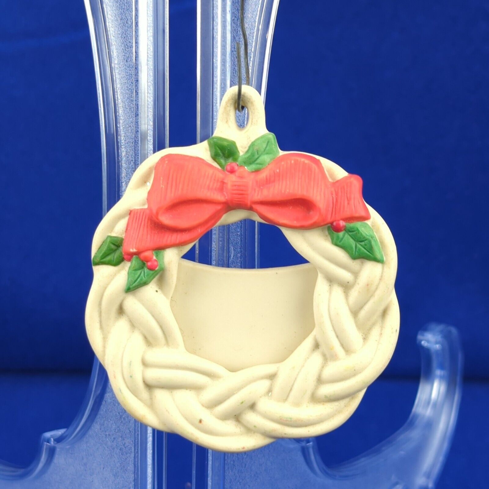 Vintage HALLMARK Wreath Frame Christmas Ornament ‘A Memory To Cherish’ 1986