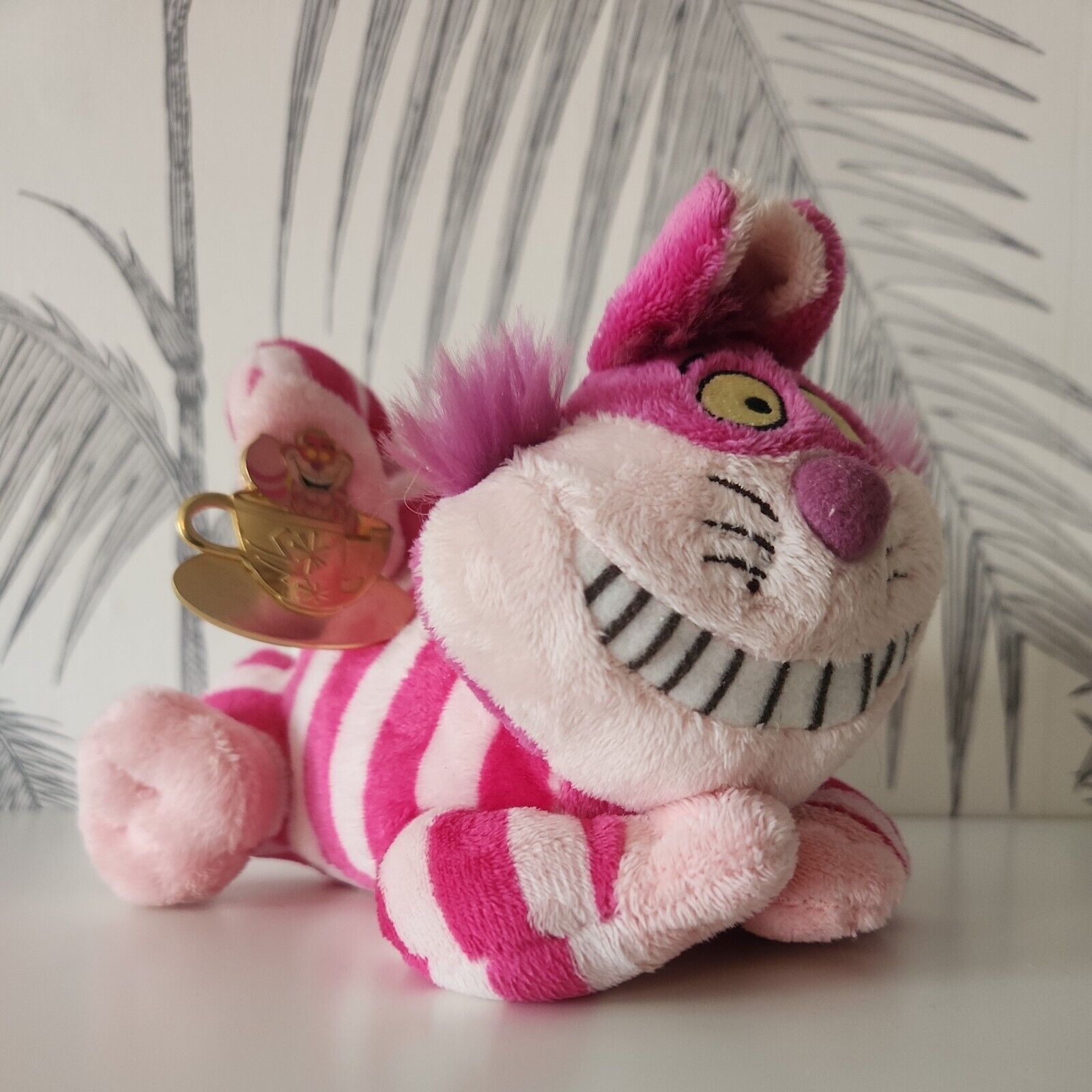 Disney Store Excl. CHESHIRE CAT Plush w/ Golden Vehicles Collection Pin (2005)
