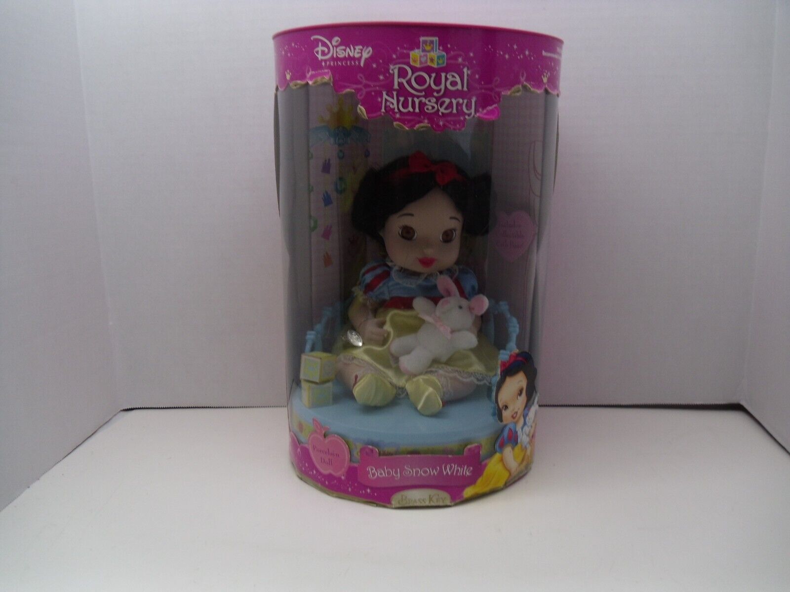 Disney Store Princess Royal Nursery Baby Snow White Porcelain Brass Key NIP 2006