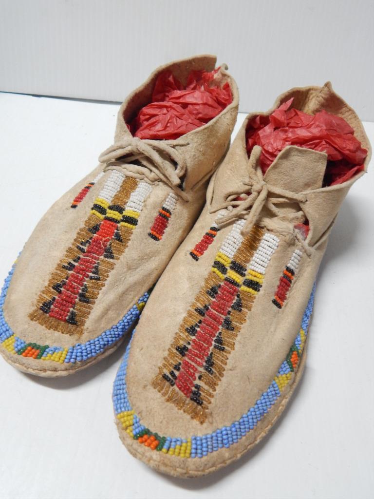 ANTIQUE / VINTAGE ARAPAHO INDIAN BEADED BRAIN TANNED MOCCASINS