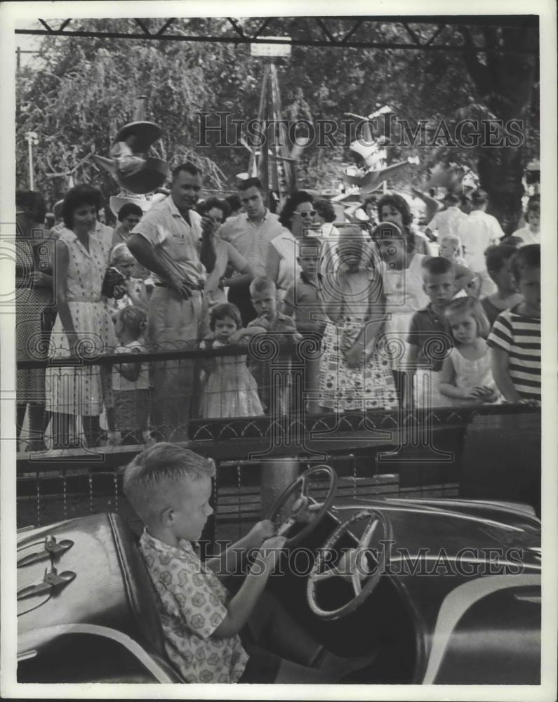 1961 Press Photo Alabama-Wayne Atkinson in kiddie car at Fair Park, Birmingham.