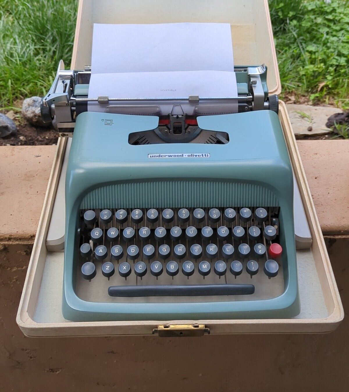 Underwood Olivetti Studio 44 Portable Typewriter & Case **NICE CONDITION**