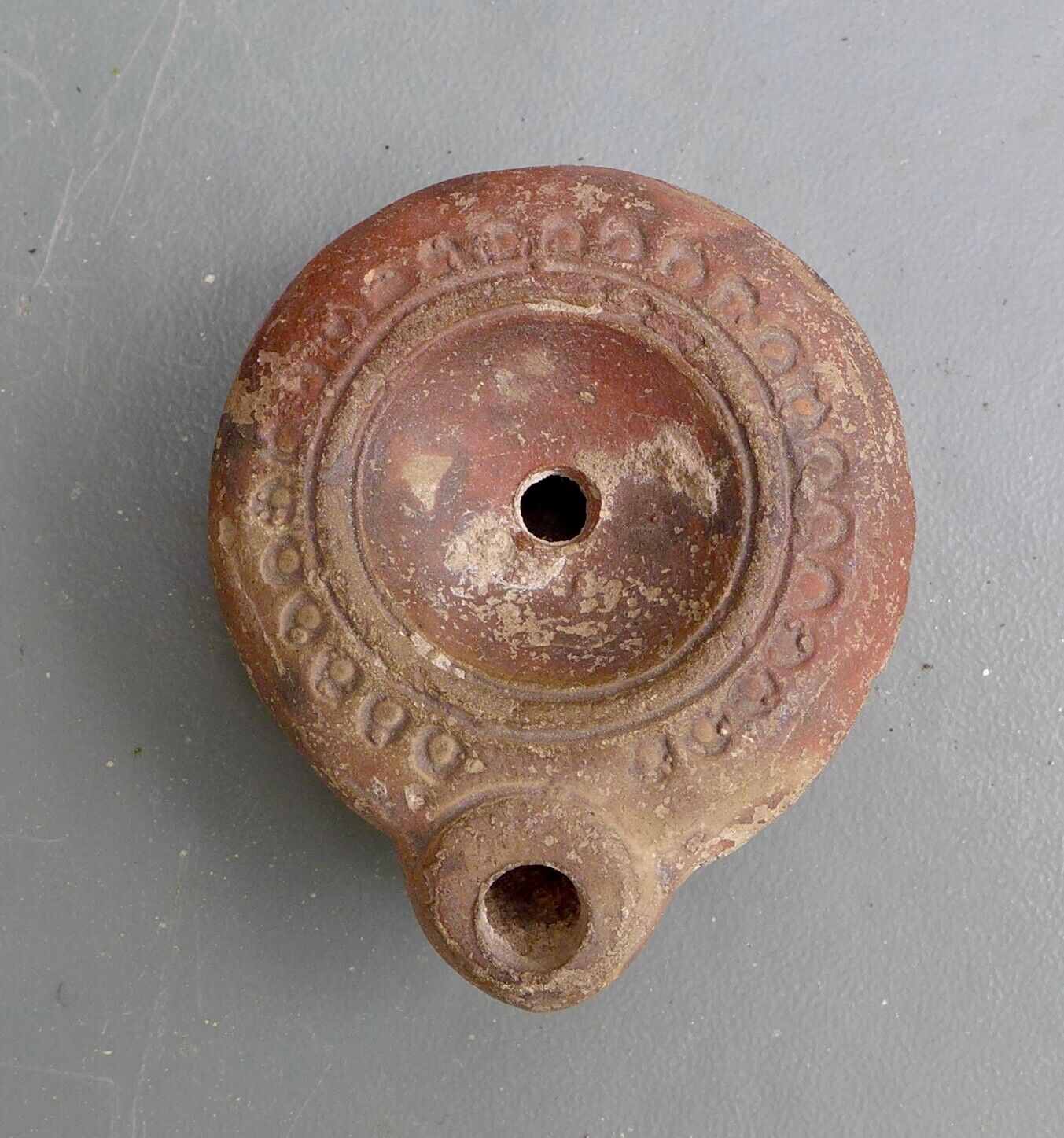 Very nice small pottery Roman oil lamp with a decor, Egypt, Roman period.
