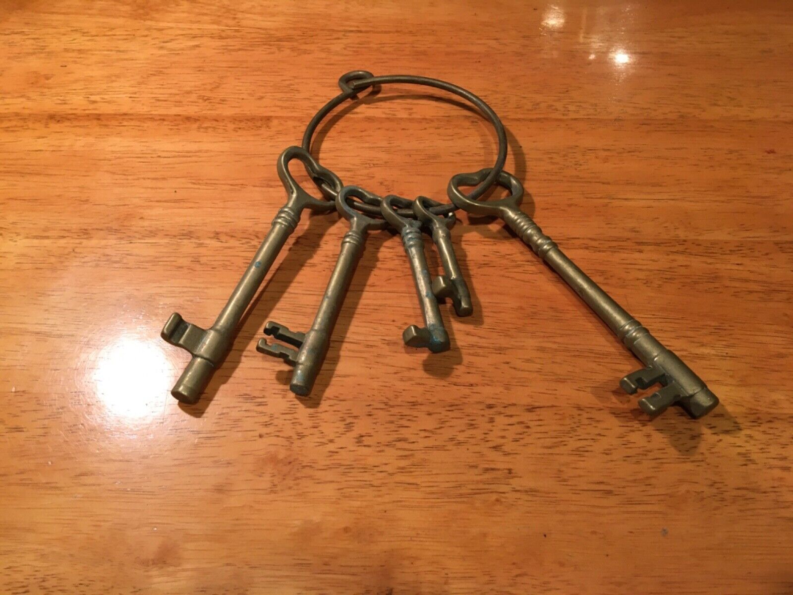 5  Vintage Large Decorative Brass Skeleton Keys On Ring Preowned
