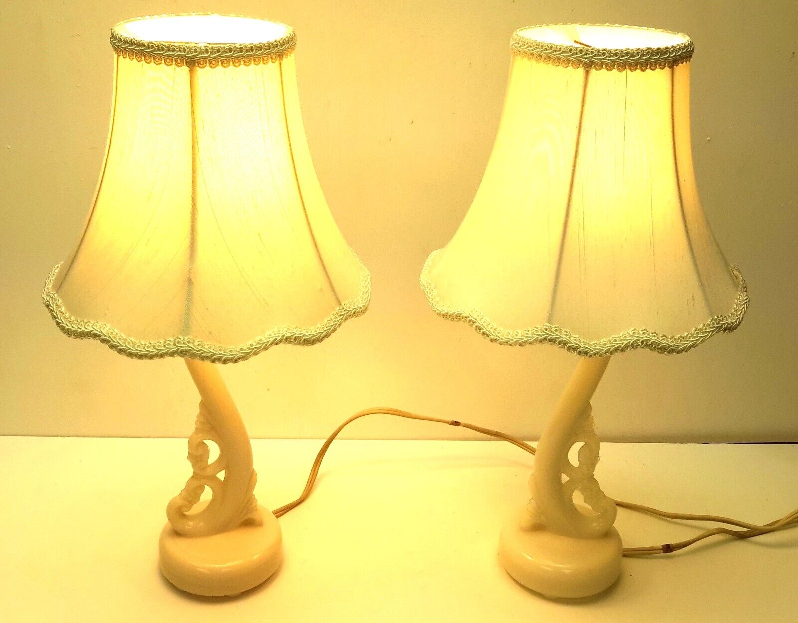 Rare Vintage Pair Aladdin Alacite Boudoir Electric Lamp  G30p With Shades