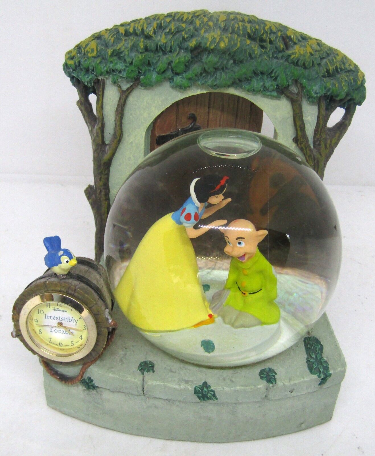 Disney\'s Snow White & Seven 7 Dwarfs Snow Globe Clock Castle Disney Disneyana