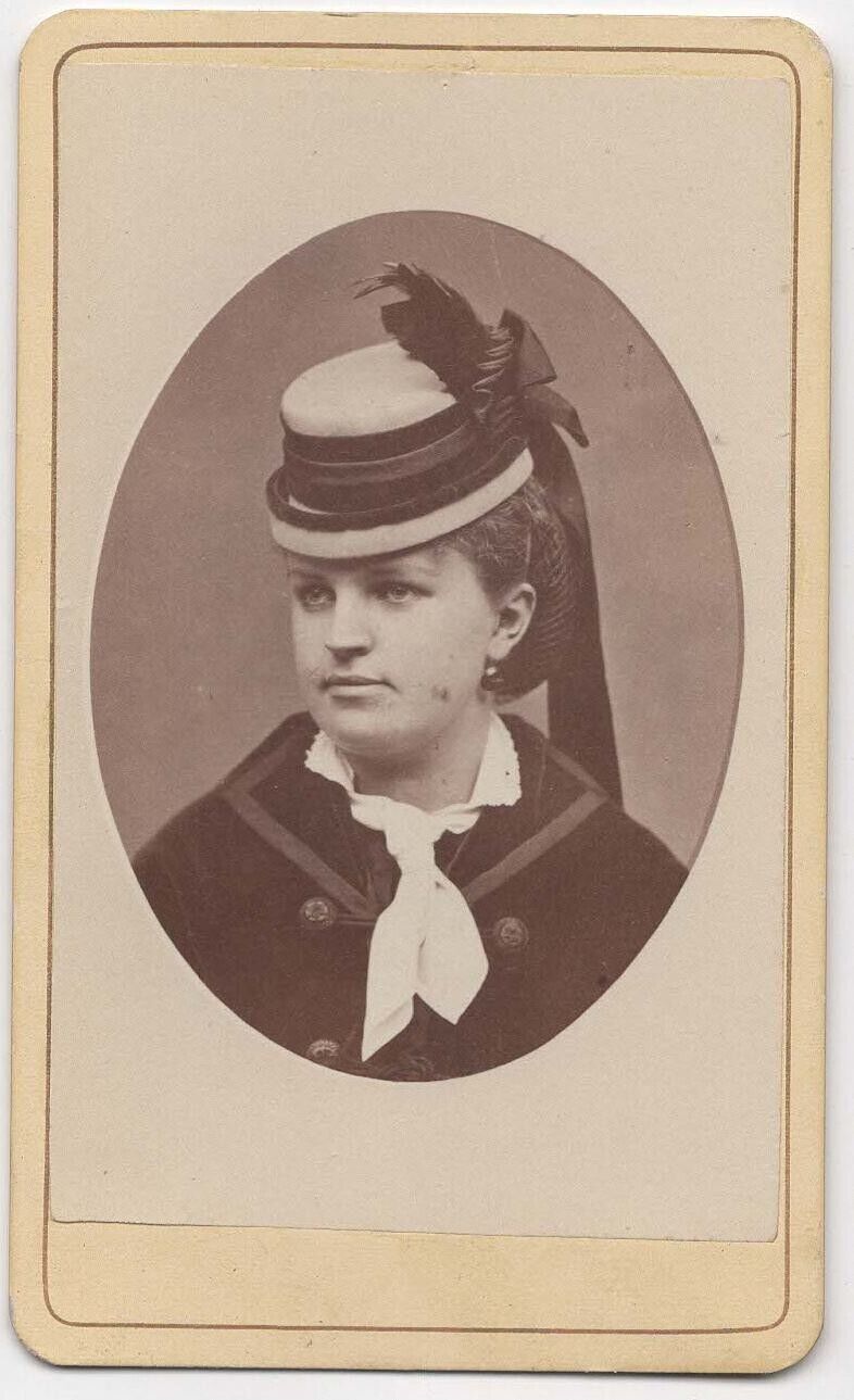 ANTIQUE CDV CIRCA 1870s E.L. EATON GORGEOUS YOUNG LADY FANCY HAT OMAHA NEBRASKA