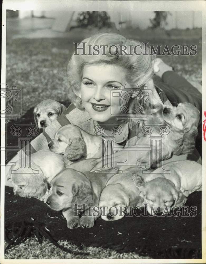 1943 Press Photo Blonde Cocker Spaniel Puppies With Hollywood\'s Nancy Brinckman