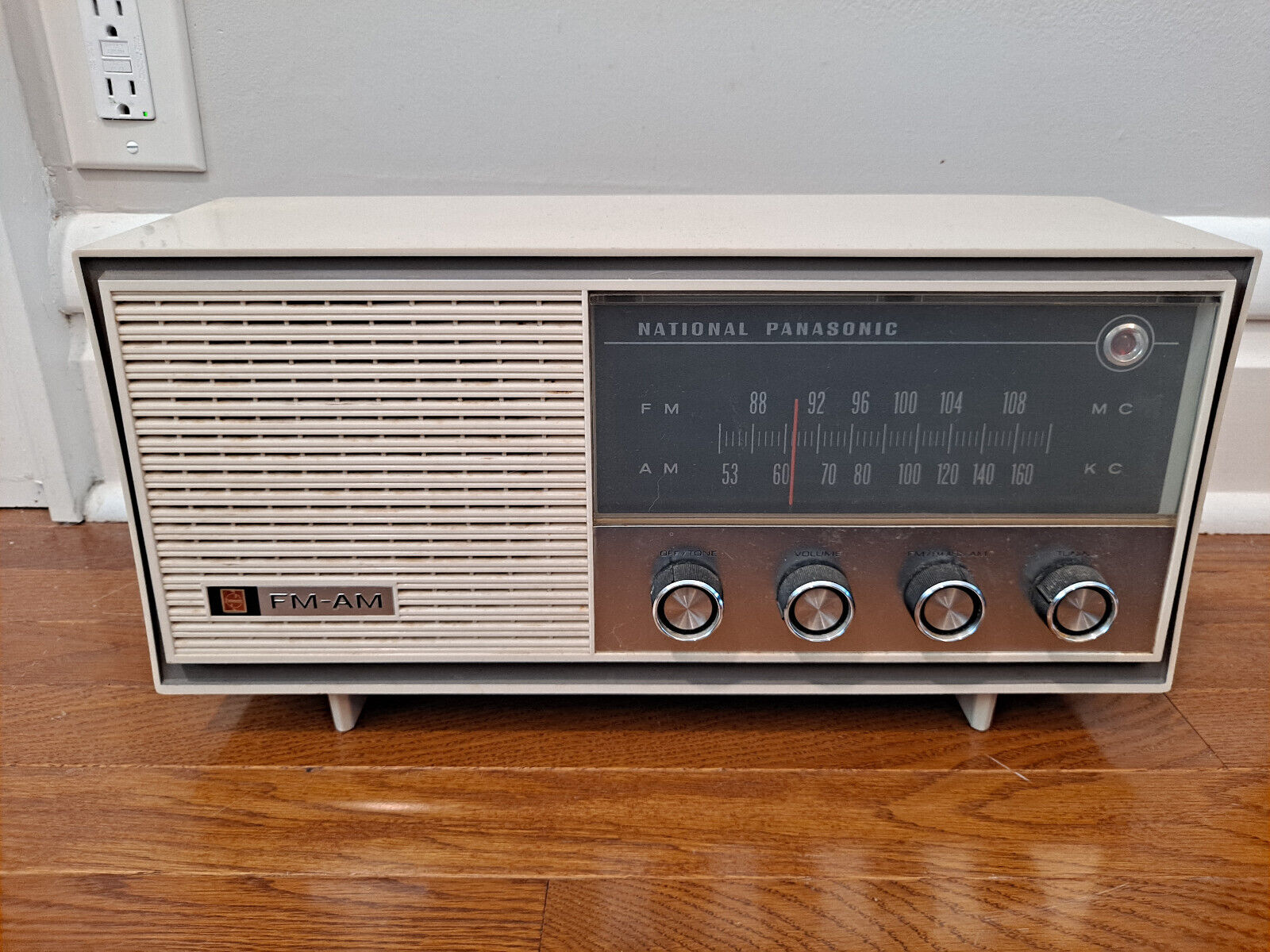 Vintage National Panasonic RE-744 AM/FM Tube Radio - WORKS GREAT
