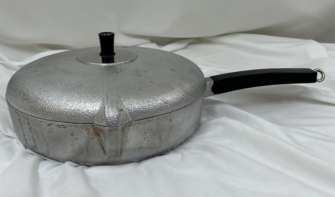 Vintage Hammered Aluminum 10 1/2” Skillet With Lid And Double Pour Spouts