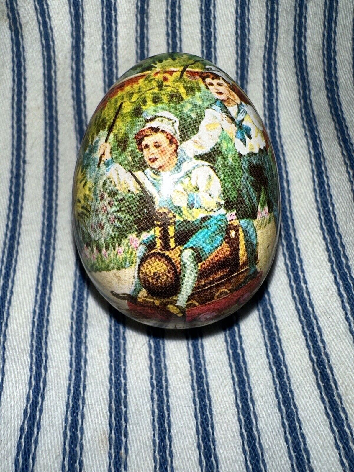 Antique Métal Lithograph Small Easter Egg Boys Train