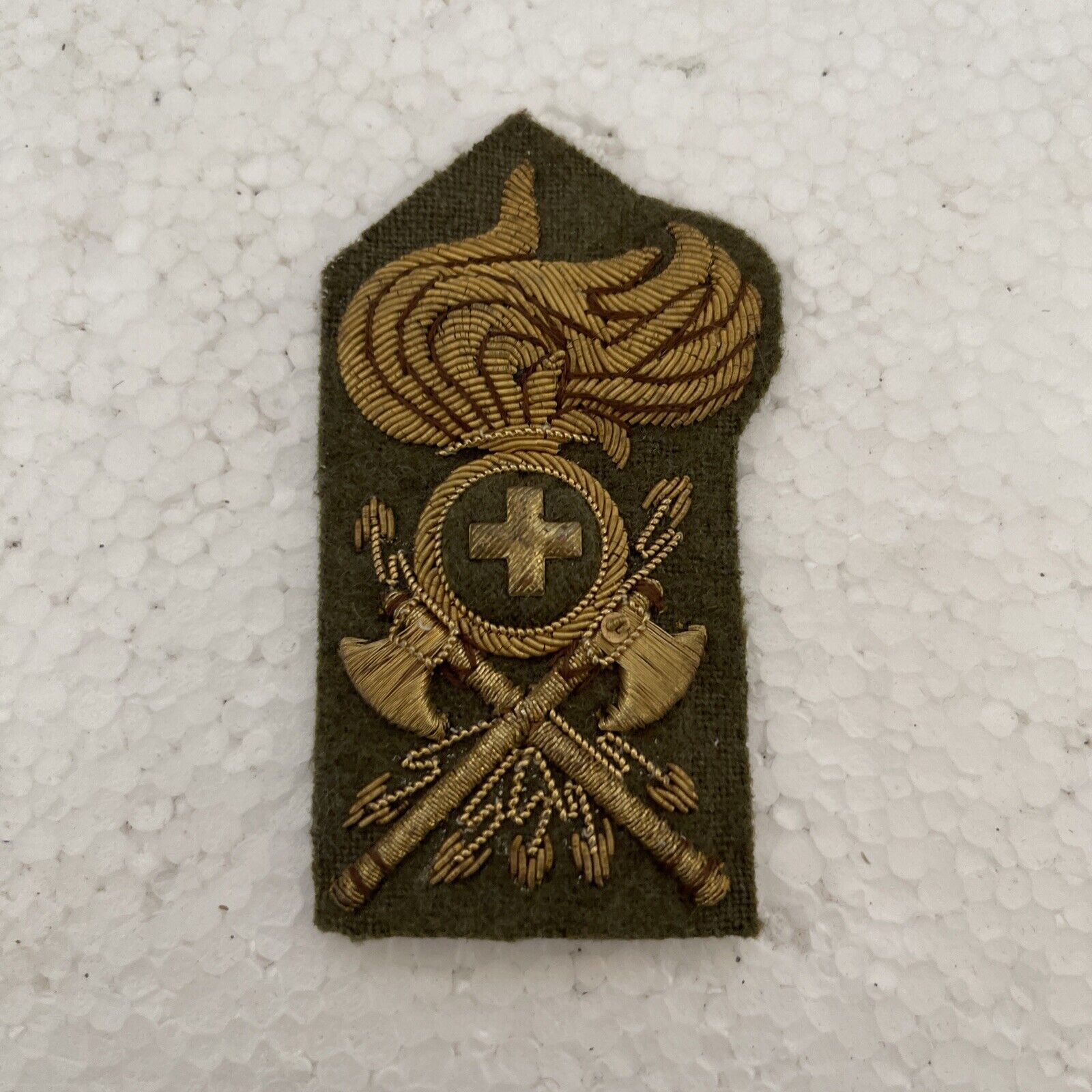 Italian Royal Army WWII engineers? cap badge original