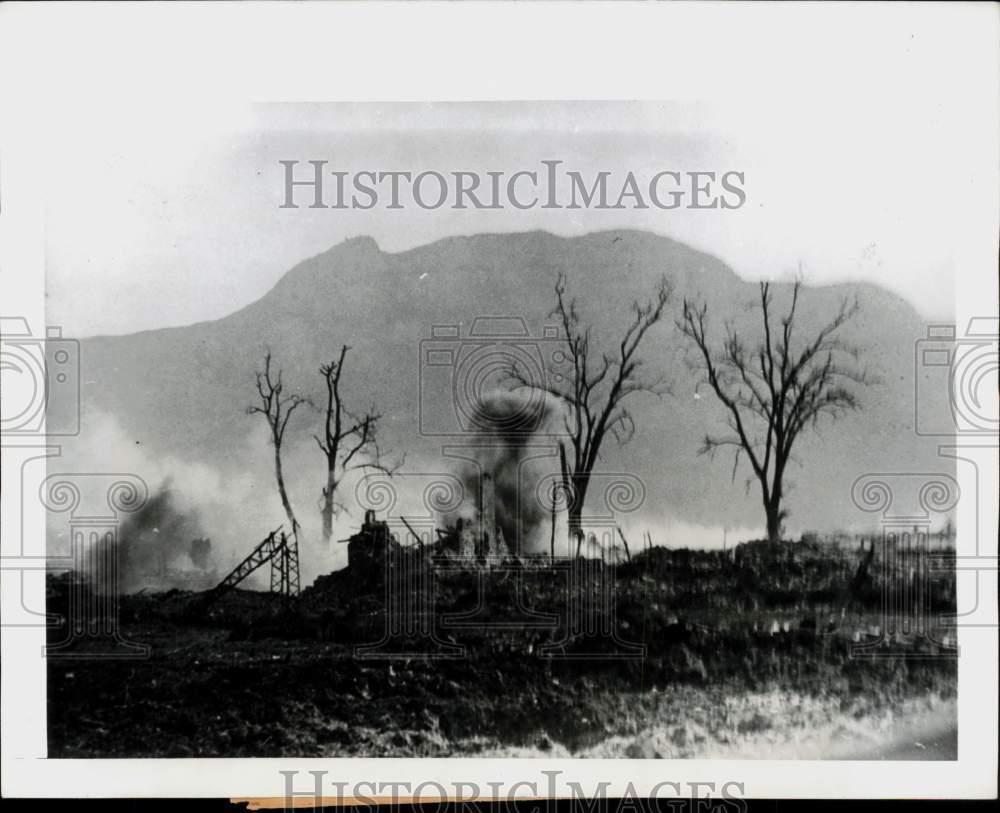 1944 Press Photo Smoke rises from ghostly frames of shattered buildings, Italy
