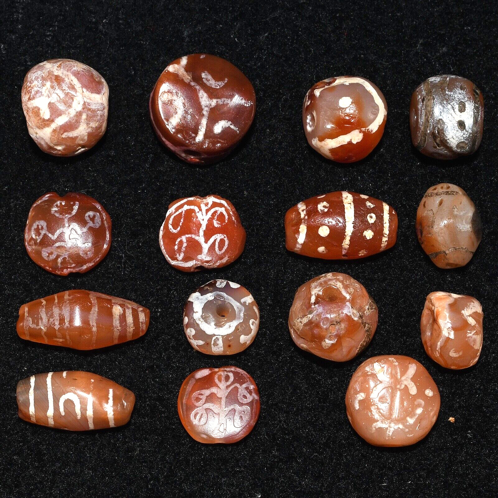 Rare 15 Large Ancient Etched Carnelian Beads with Rare Pattern in good Condition