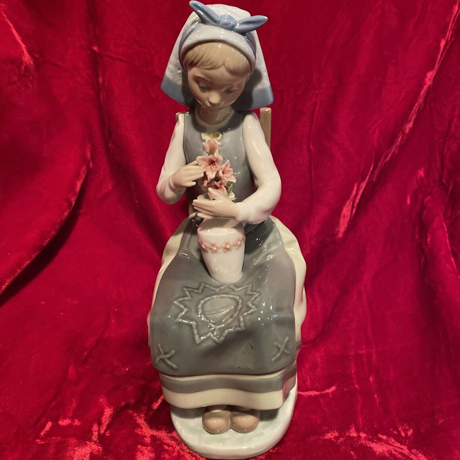 Lladro -Flower Harmony figurine- (flowers detached from figurine)- #1418- EX