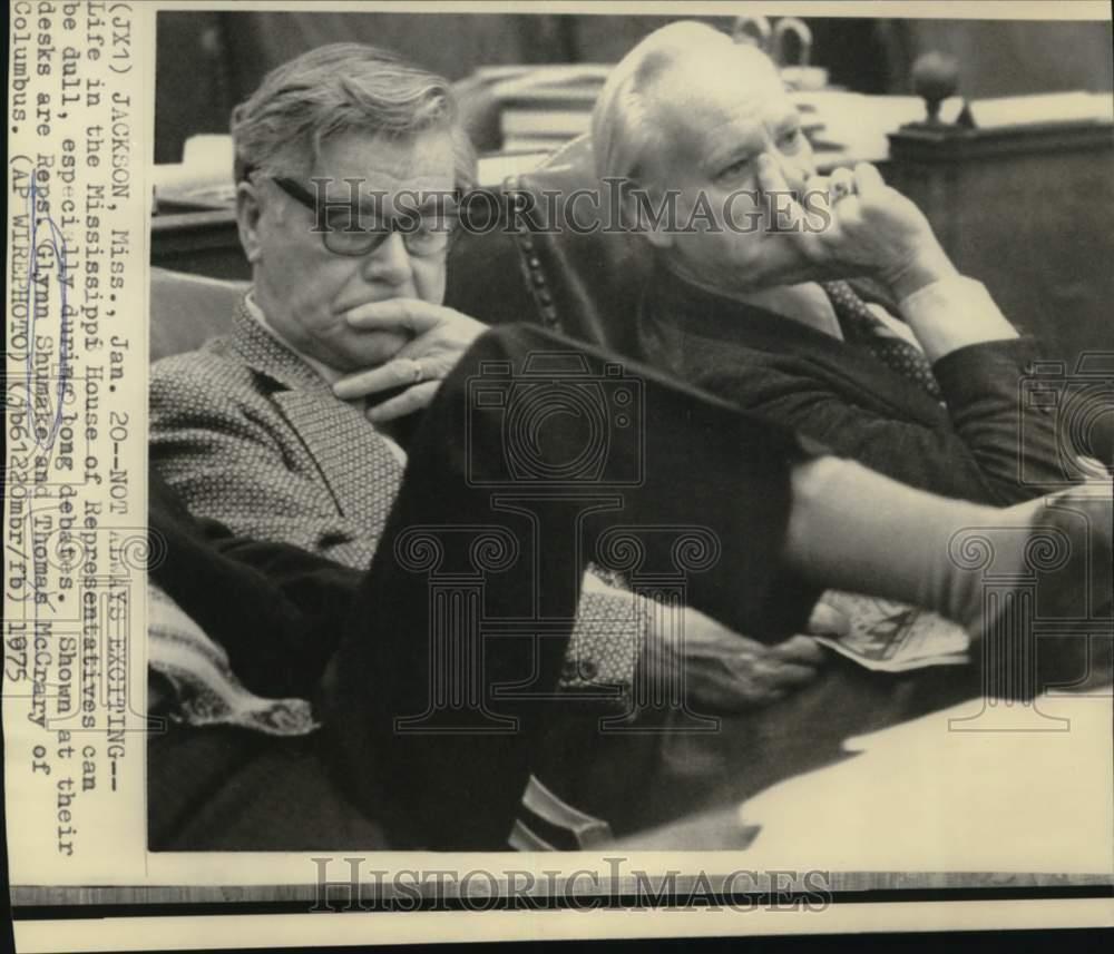 1975 Press Photo Representatives Glynn Shumake and Thomas McCrary at their desks