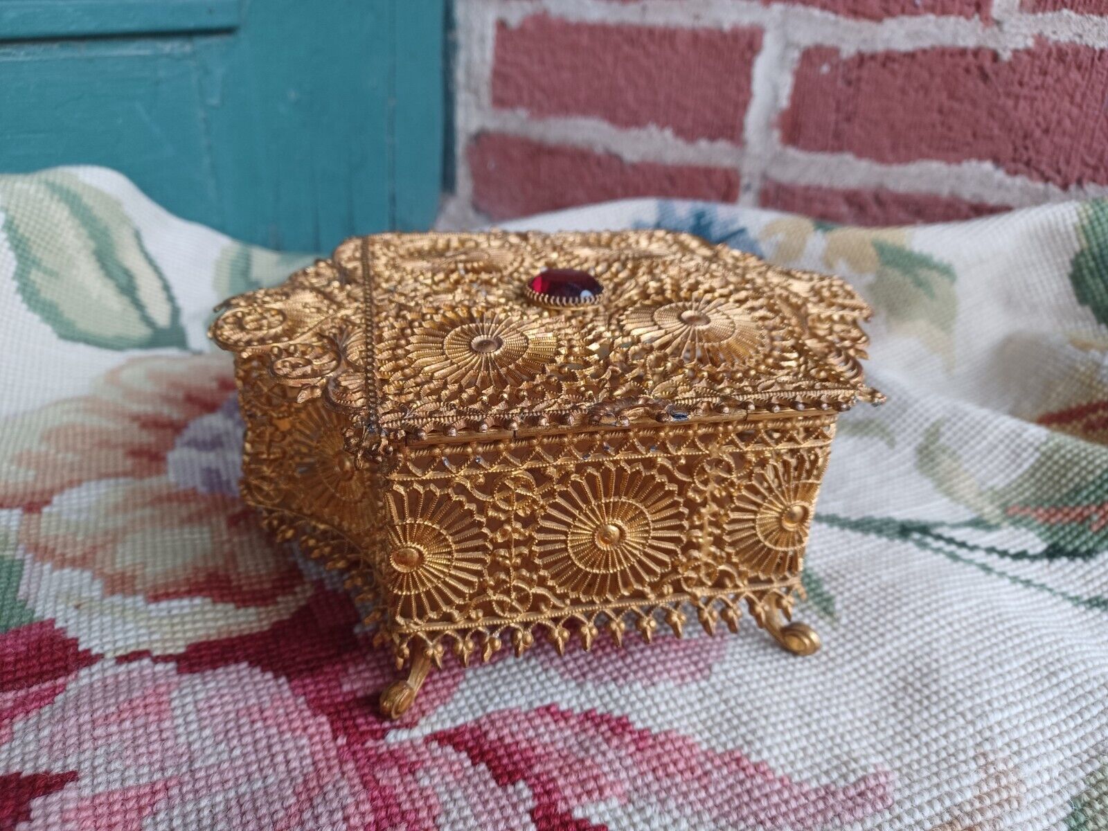 ANTIQUE GOLD GILT FILIGREE ORMOLU JEWELED TRINKET JEWELRY DRESSER BOX CASKET