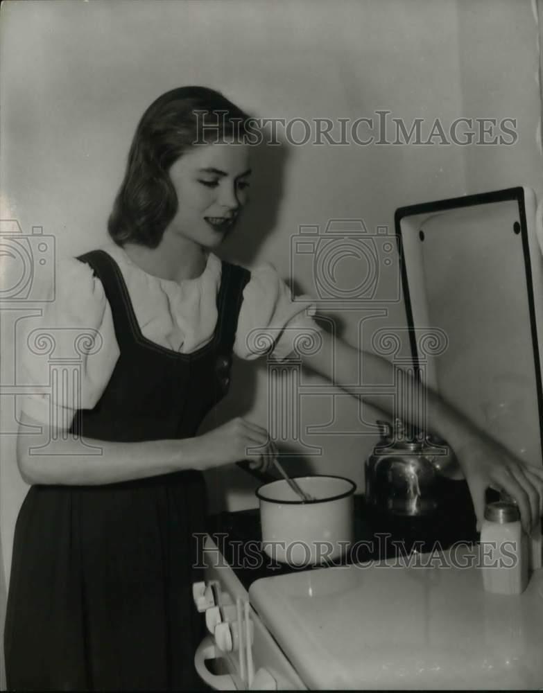 1943 Press Photo Actress Dorothy McGuire prepares a meal in Beverly Hills, CA