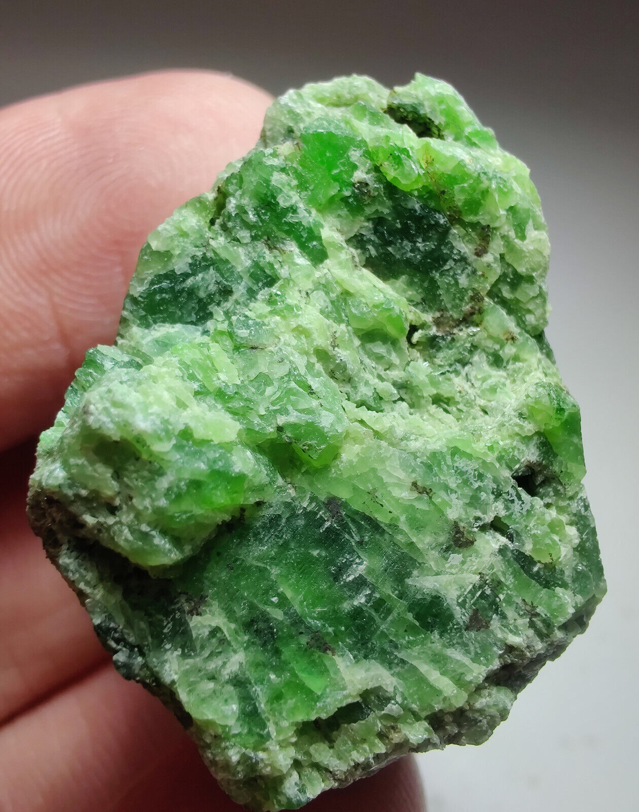 Chrome Diopside crystal. Minas Gerais, Brazil. 35 grams. Video.