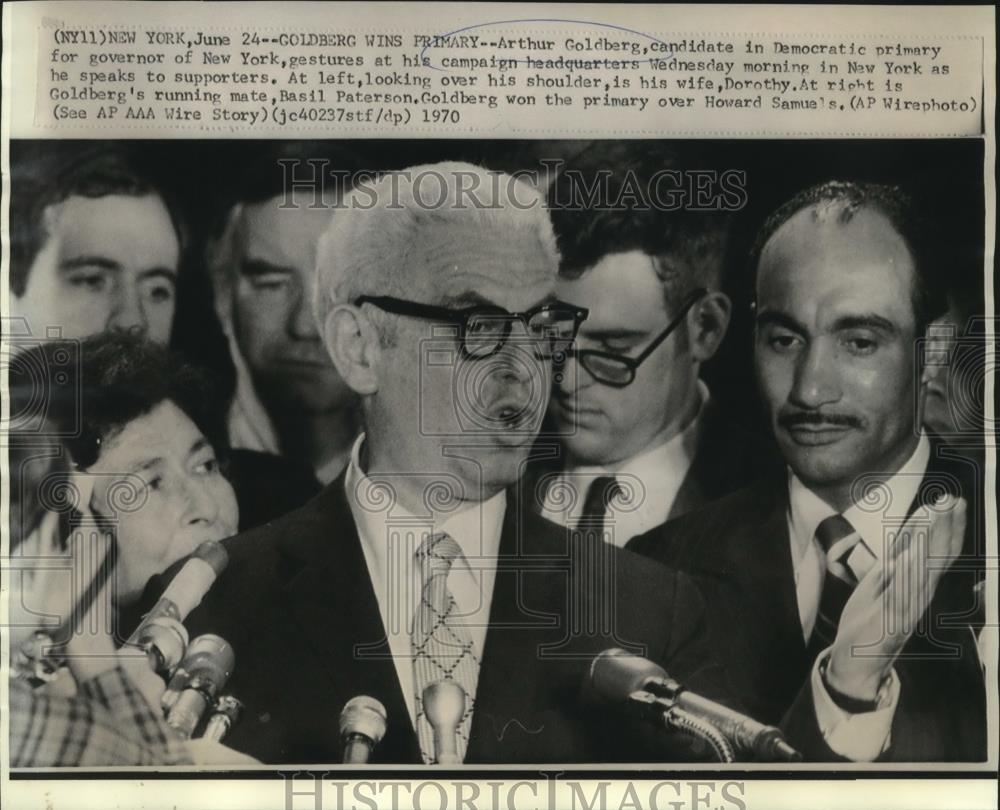 1970 Press Photo Arthur Goldberg wins New York primary, shown with supporters