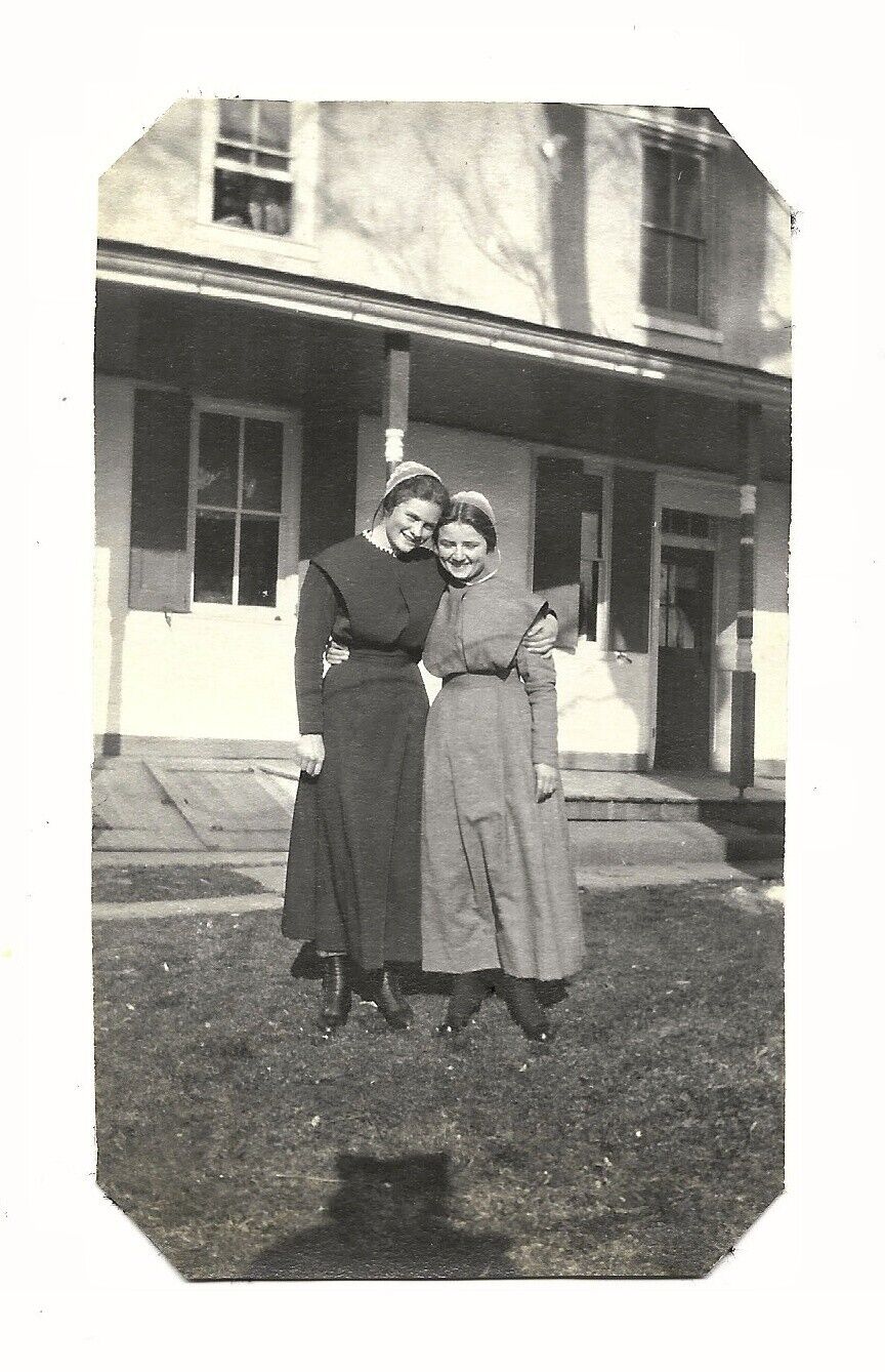 Vintage Old 1920s Photo of Two Mennonite Women Girls with Caps From Virginia 🩷