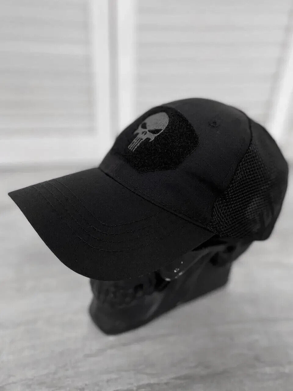 Stylish cap with skull embroidery