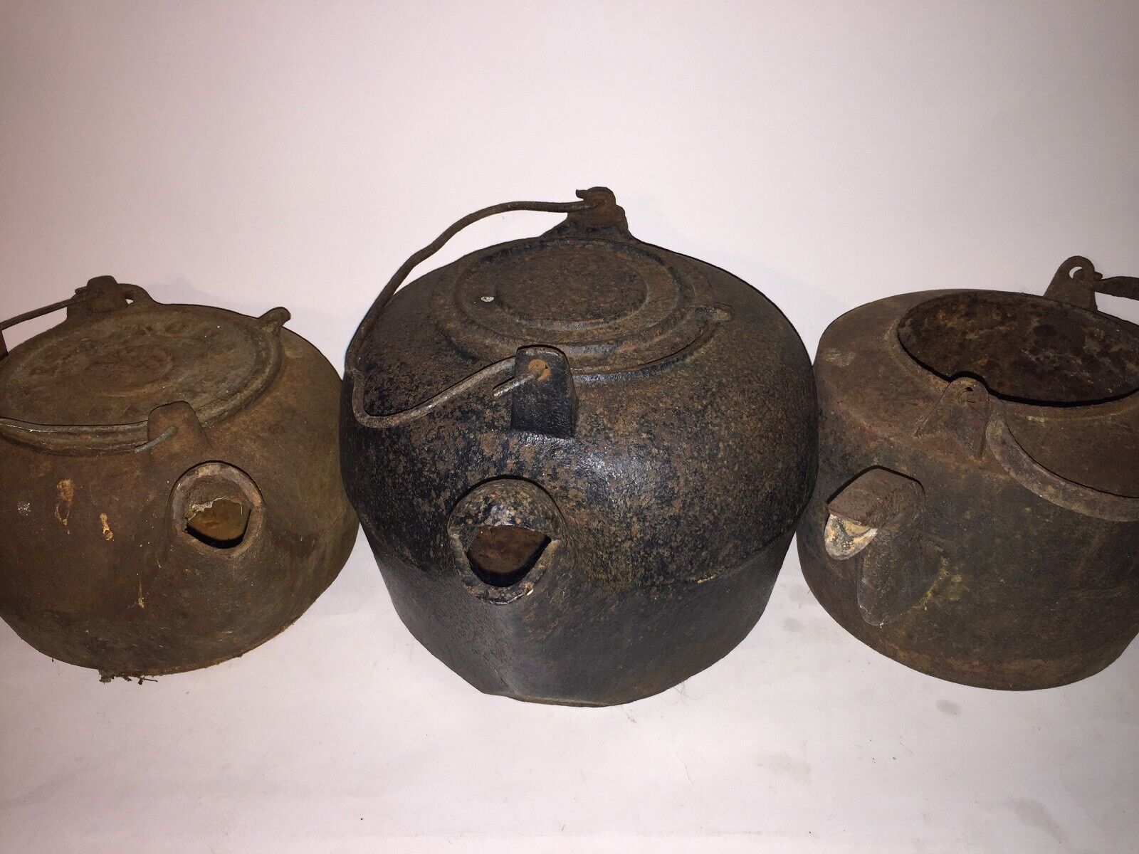 Lot Of 3 ~ Vintage Rustic Cast Iron Pots Kettle Lid Handle Tea Water Home Decor