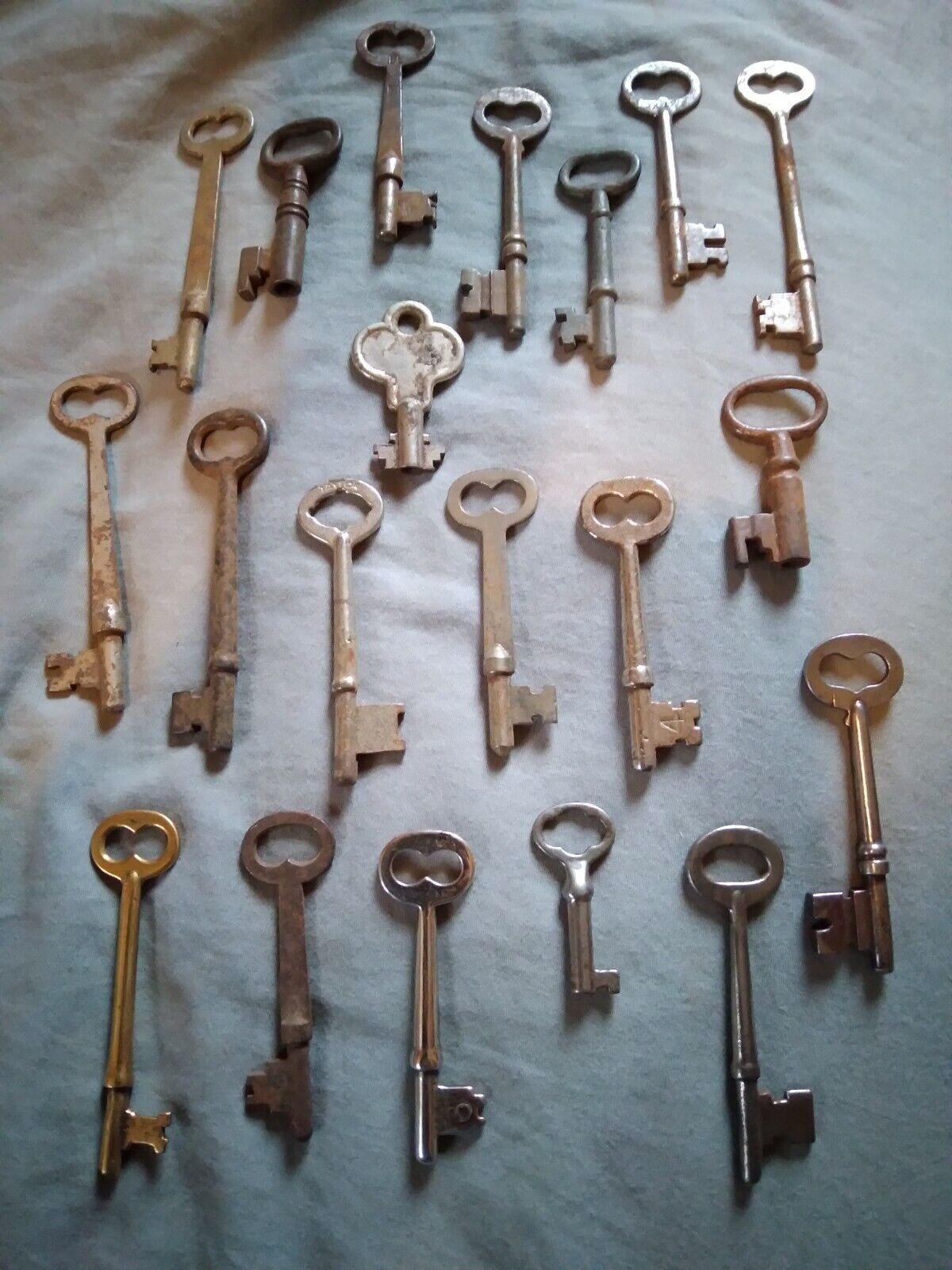 Mixed Lot of 20 Old Vintage Antique Skeleton Keys.