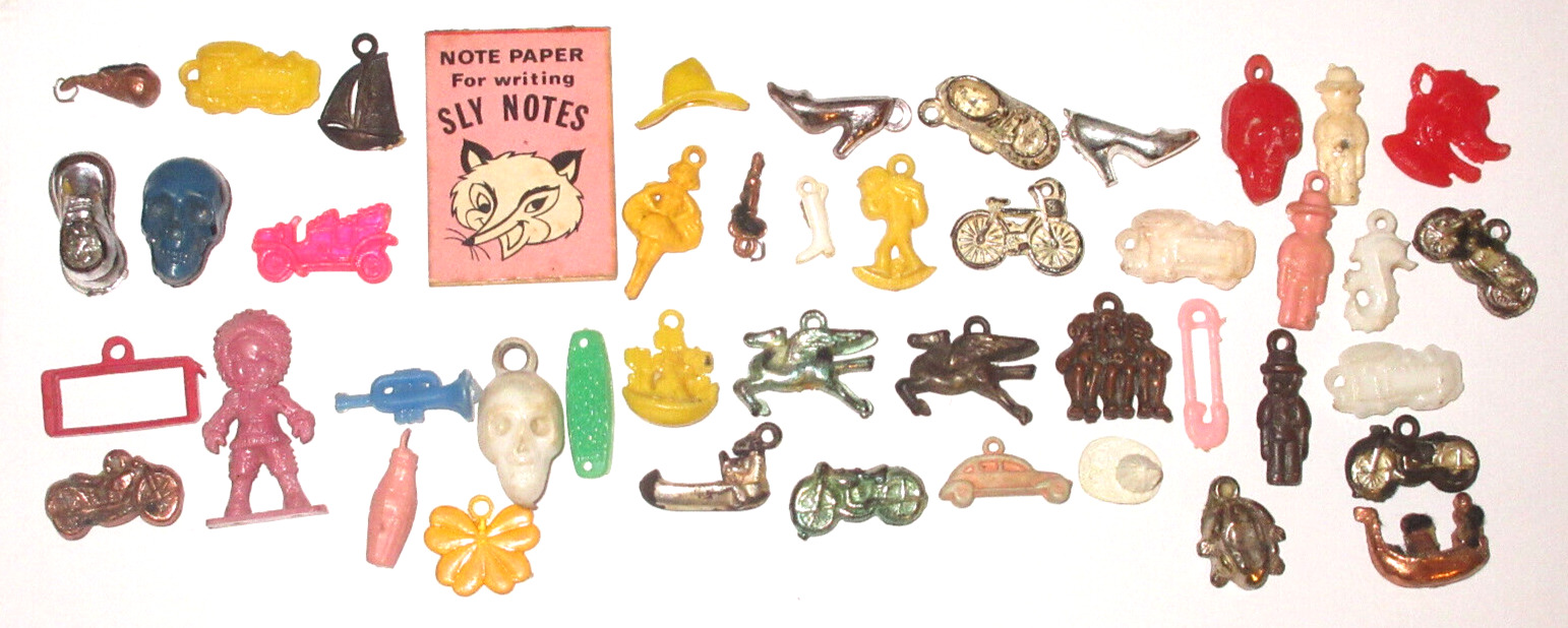 Vintage Lot of Cracker Jack Prizes  Plastic Charms Toys  GREAT LOT (B32).