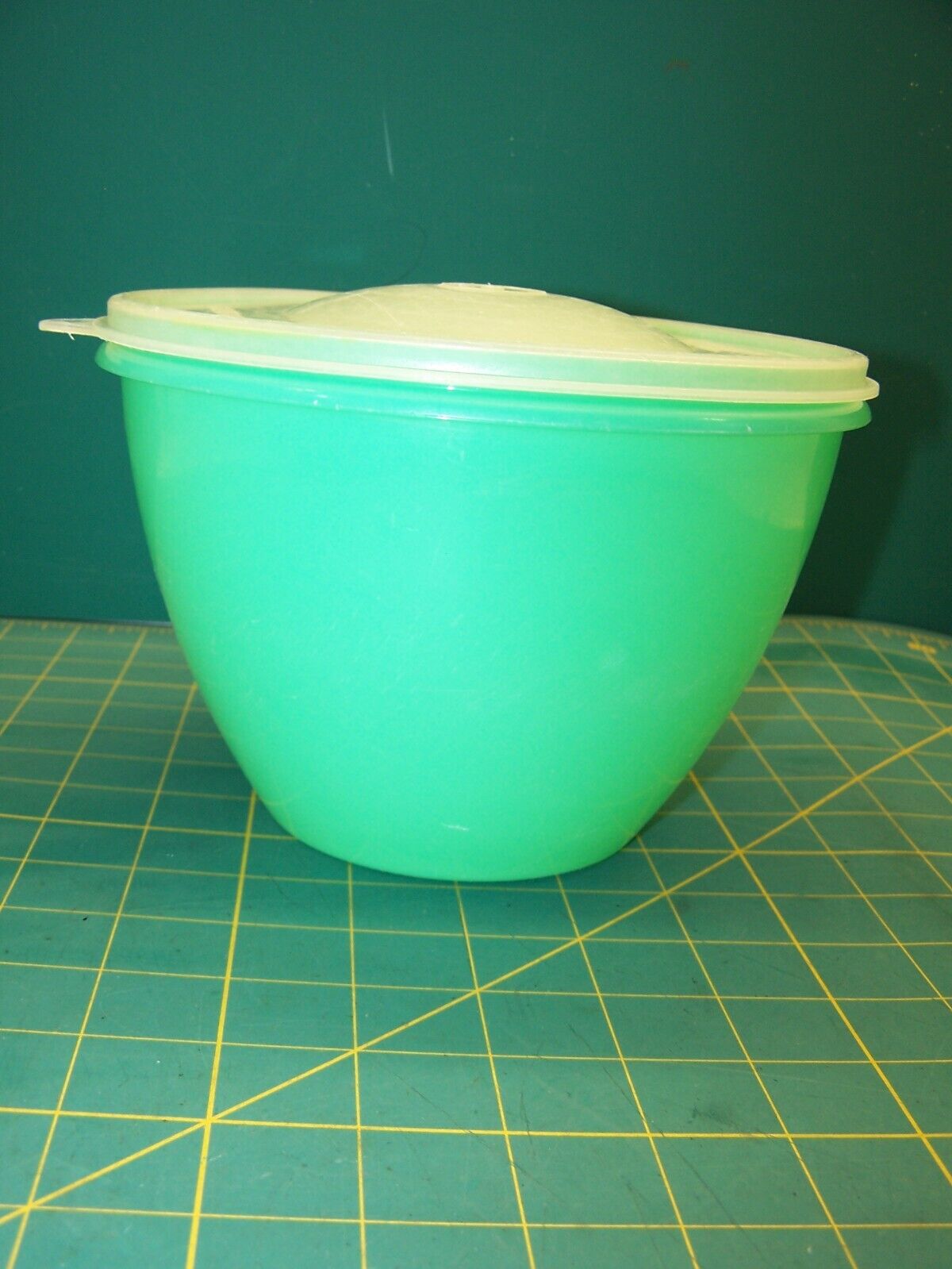 VTG Tupperware 679 Jadeite Green Crisp-It Lettuce Keeper Bowl w/Lid NO Spike #5
