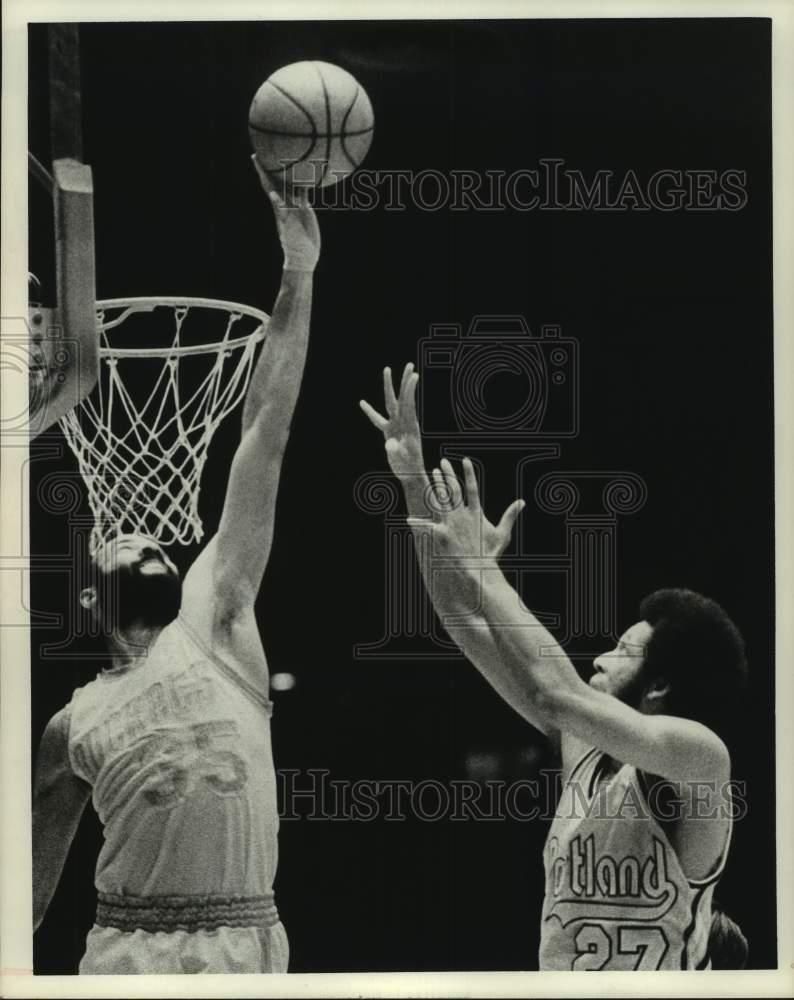 1975 Press Photo Zaid Abdul-Aziz blocks opponent\'s shot during basketball game