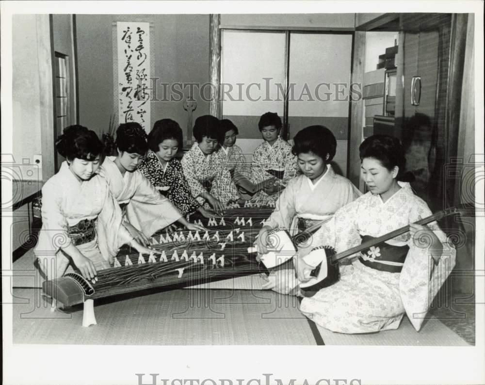1967 Press Photo Women perform at ceremony wearing kimonos in Japan - kfa28141