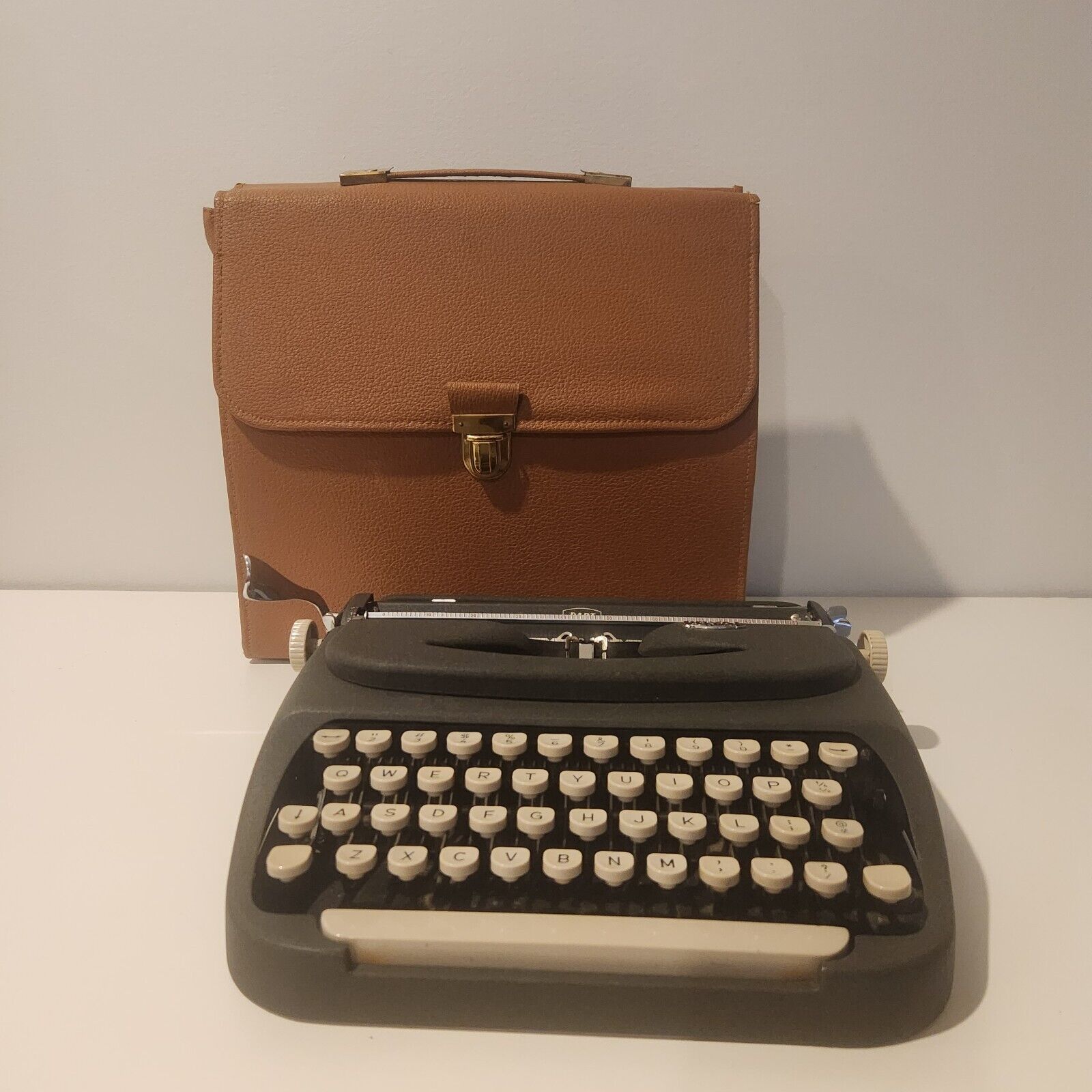 Vintage ROYAL DART Portable Typewriter in Travel Case