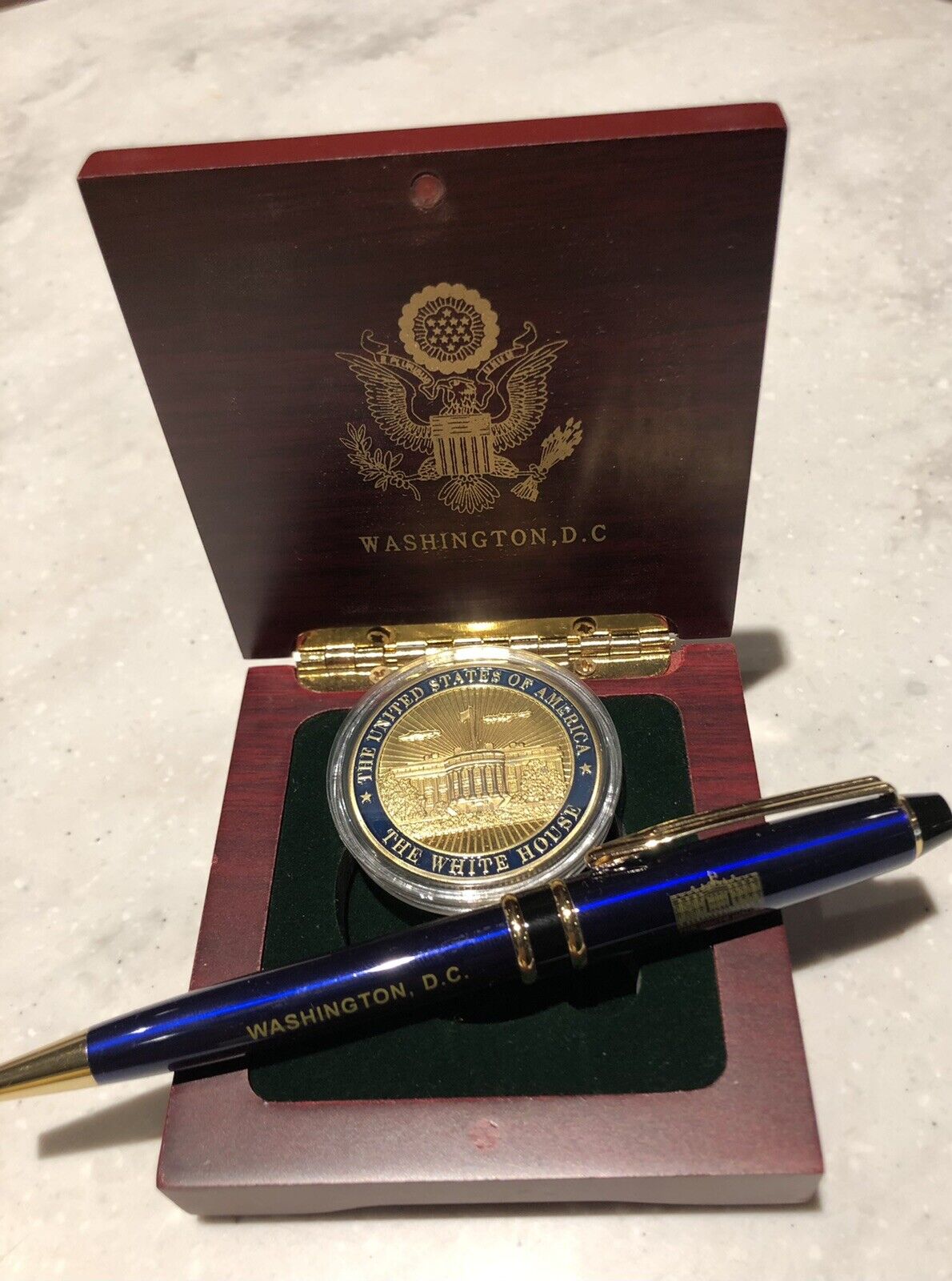 WHITE HOUSE BLUE PEN + CHALLENGE COIN GOLD in WOOD BOX GIFT DEMOCRAT REPUBLICAN.