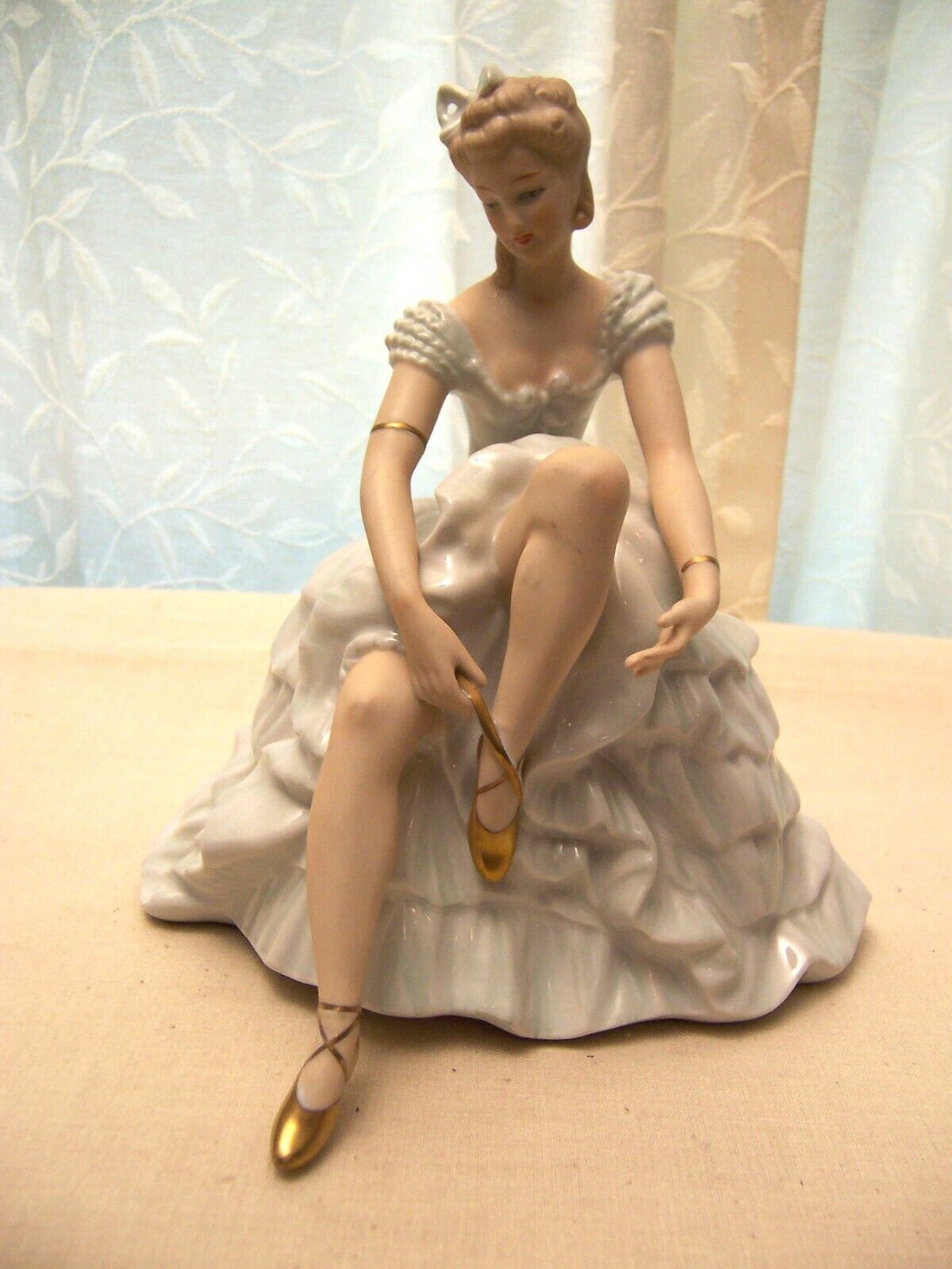 Vintage Wallendorf seated ballerina - 7.5\