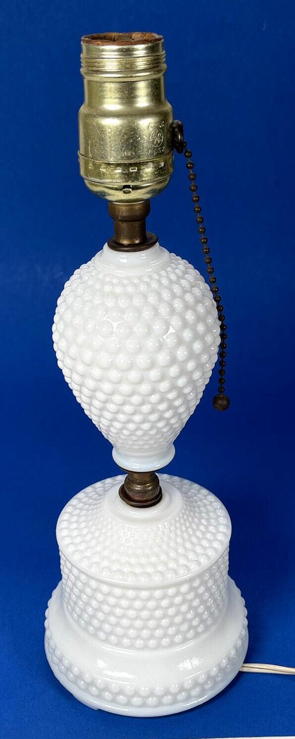 Vintage Hobnail Milk Glass Bedside Table Lamp Mid Century Modern Pull Chain