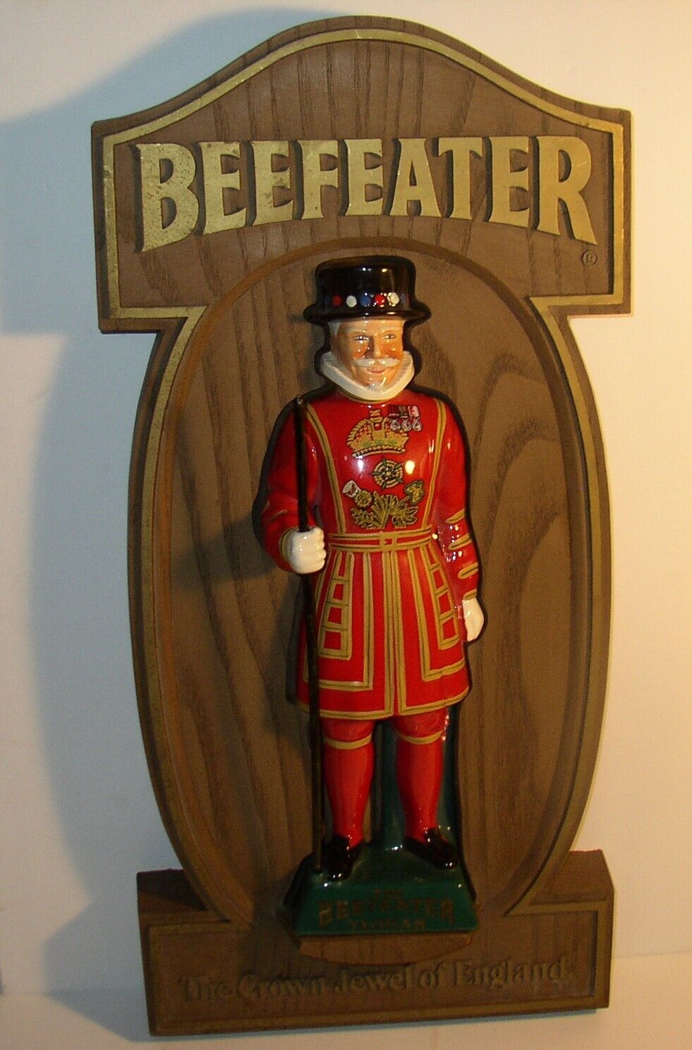 Vintage The Beefeater Yeoman Gin Sign w/ Ceramic Figure Crown Jewel Of England