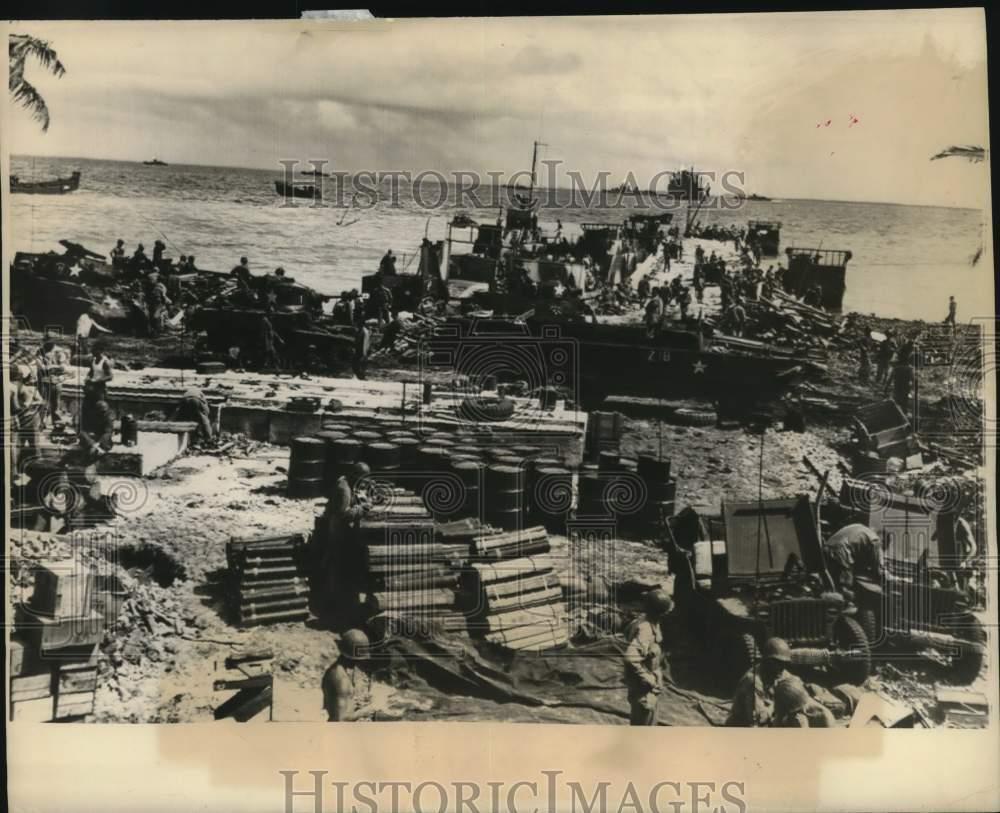 1944 Press Photo American troops shown landing on Kwajalein Atoll - lrx64512