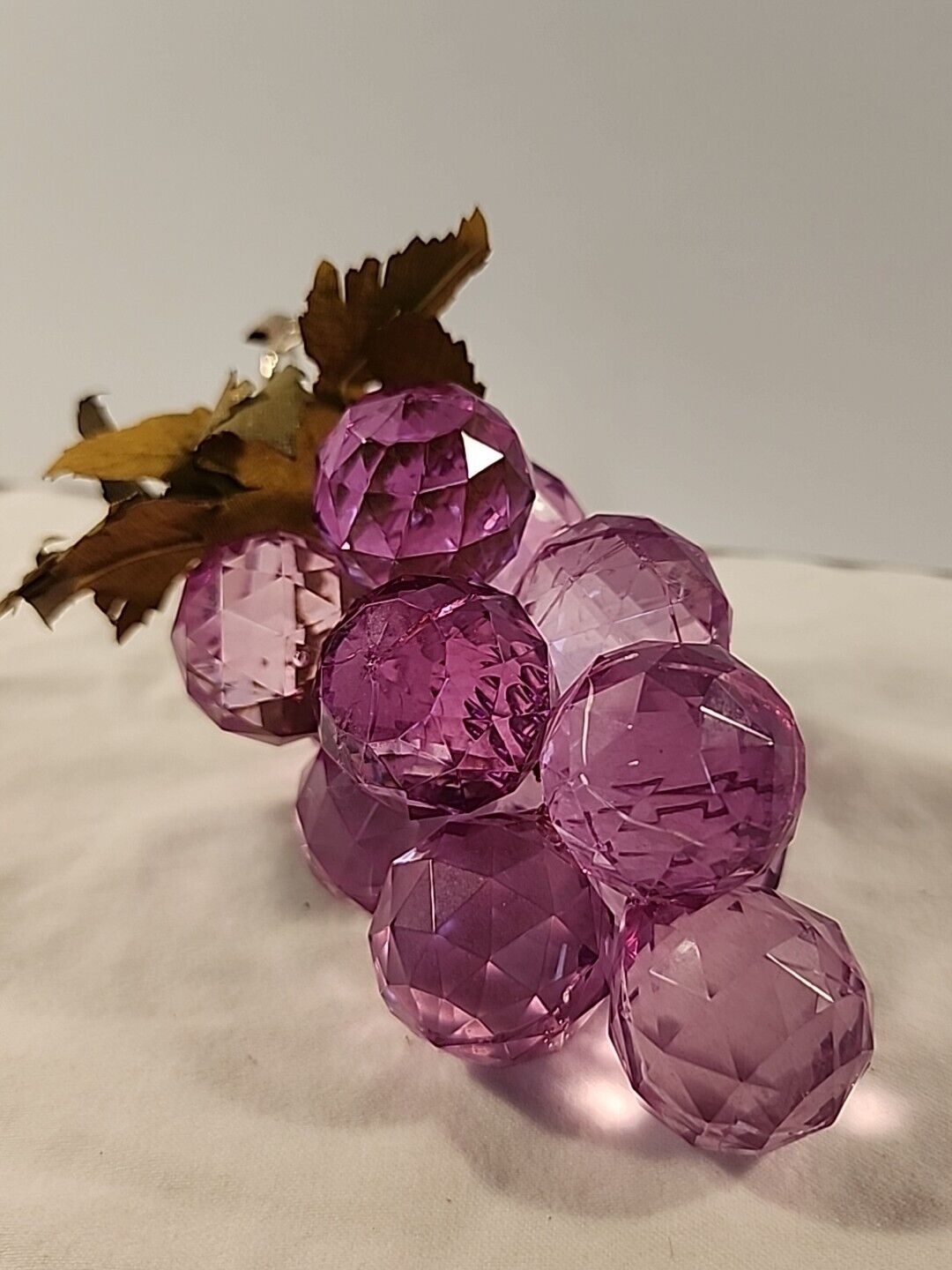 Vintage Lavender Purple Acrylic Lucite Faceted Grape Cluster w/ Leaves 12 Grapes