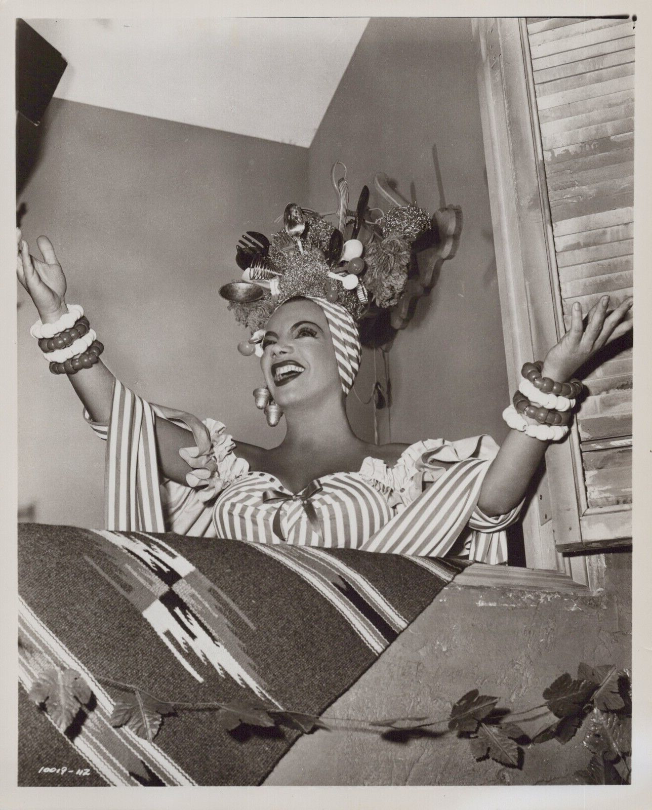 HOLLYWOOD BEAUTY CARMEN MIRANDA STYLISH POSE STUNNING PORTRAIT 1950s Photo N