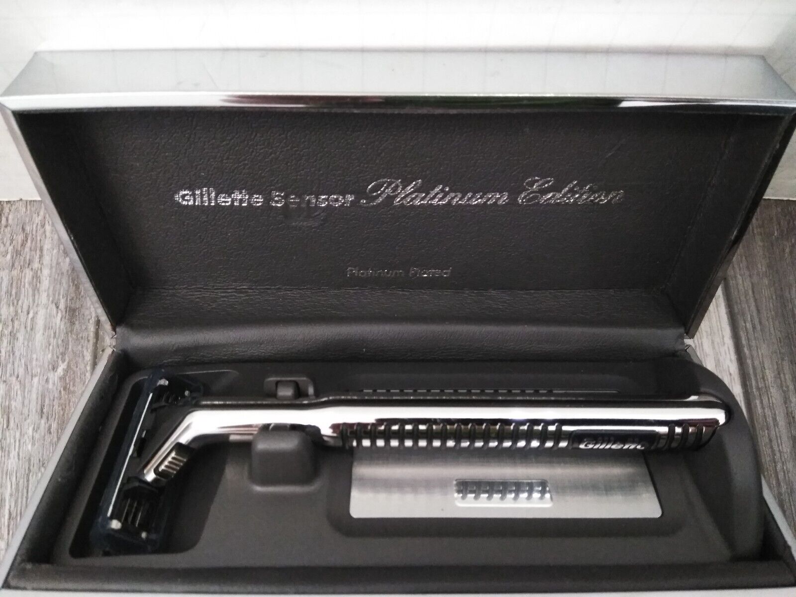 VTG 1989 Gillette Sensor Razor Metal handle platinum edition 6-cartridges & case