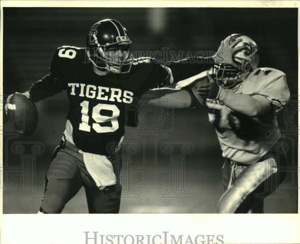 1987 Press Photo David Farragut, Holy Cross Football Quarterback at Shaw Game
