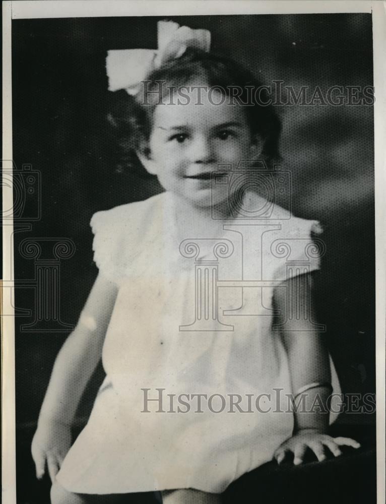 1940 Press Photo 5-year-old Beverly Joan Frank struck down by Walter Bradshaw,