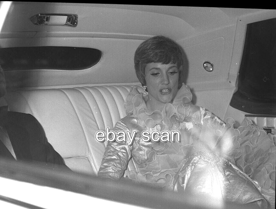 JULIE ANDREWS candid in car   8X10 PHOTO 159