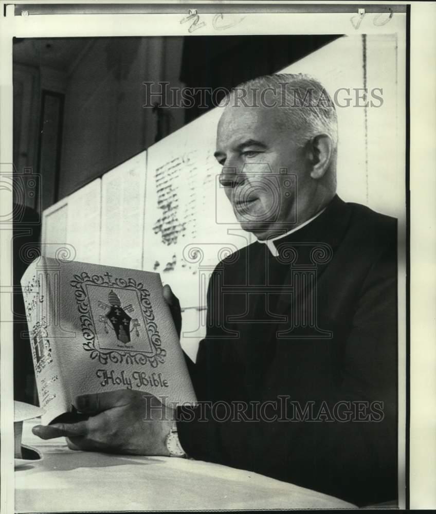1970 Press Photo Patrick Skehan holds New American Bible at Washington meeting