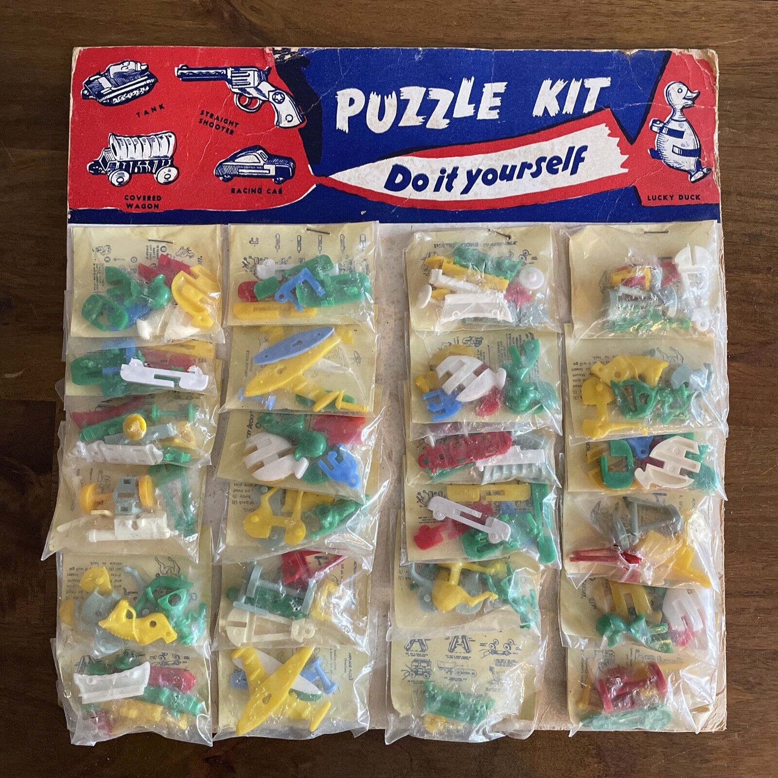 VINTAGE DO IT YOURSELF PLASTIC PUZZLE KIT TOY LOT 24 OLD STORE DISPLAY CARD TOYS
