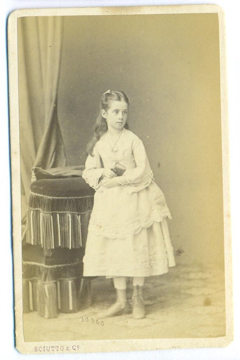 180- Cdv Albumin Carte de Visite Girl Giuditta to her cousins ph Sciutto 1894