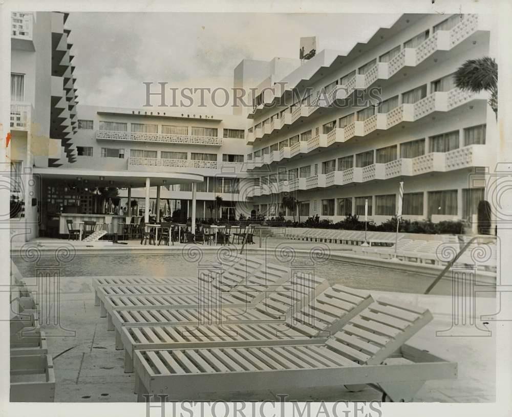 1959 Press Photo View of Montmartre Hotel on the ocean in Miami Beach