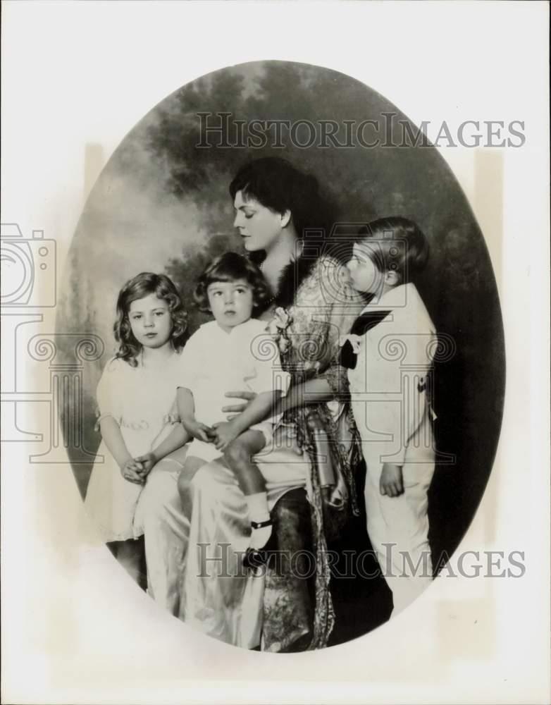 1914 Press Photo Ethel Barrymore, actress, poses with her children. - hpx12416